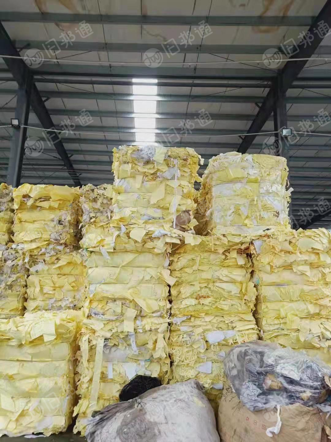 厂家长期收购废淋膜纸，黄色，本色，牛皮纸混合料
