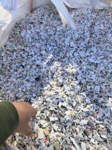 出售涂料桶破碎料，带字的，过水甩干，现货2/3吨，月供十多吨