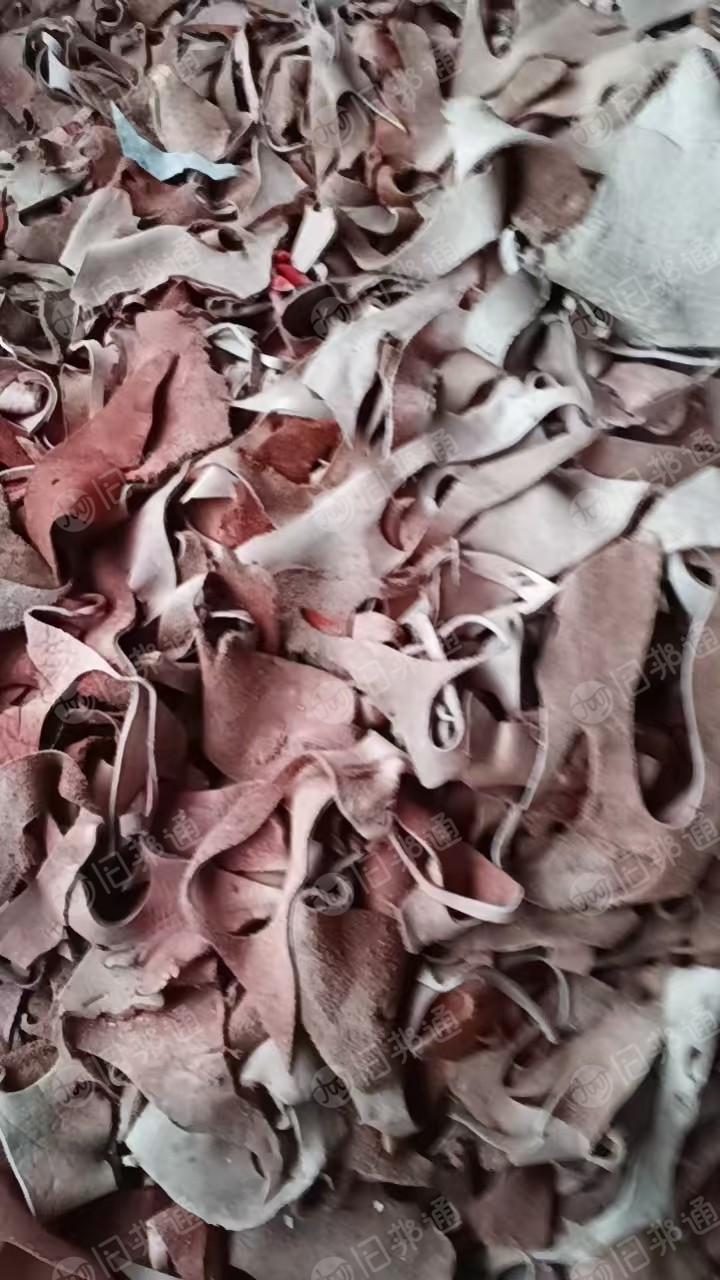长期出售牛皮边角料，做凉席下来的，100%纯牛皮，头层牛皮，现货20吨，货在重庆