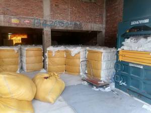 长期出售PP无纺布复合PVC无纺布，含30%PVC，都是压好包的，每个月9米6一车，货在江西赣州