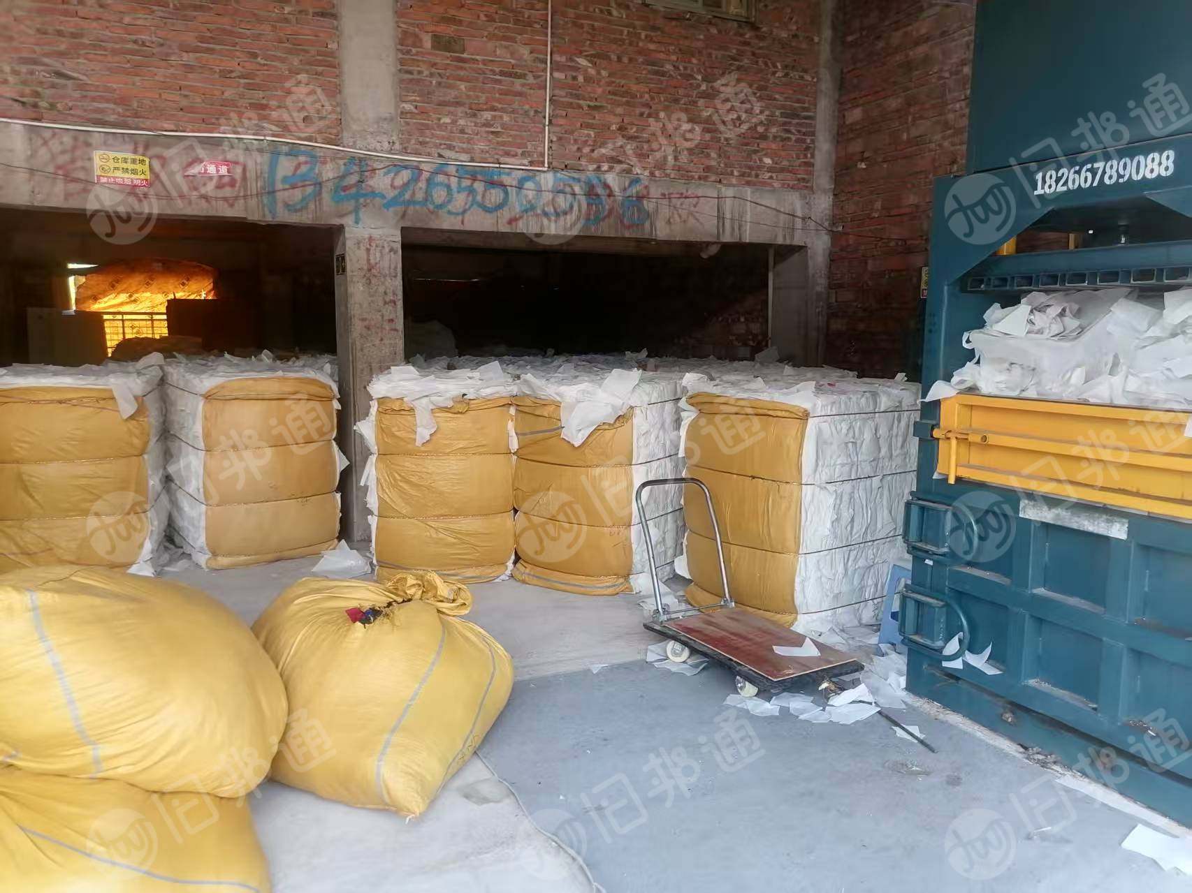 长期出售PP无纺布复合PVC无纺布，含30%PVC，都是压好包的，每个月9米6一车，货在江西赣州