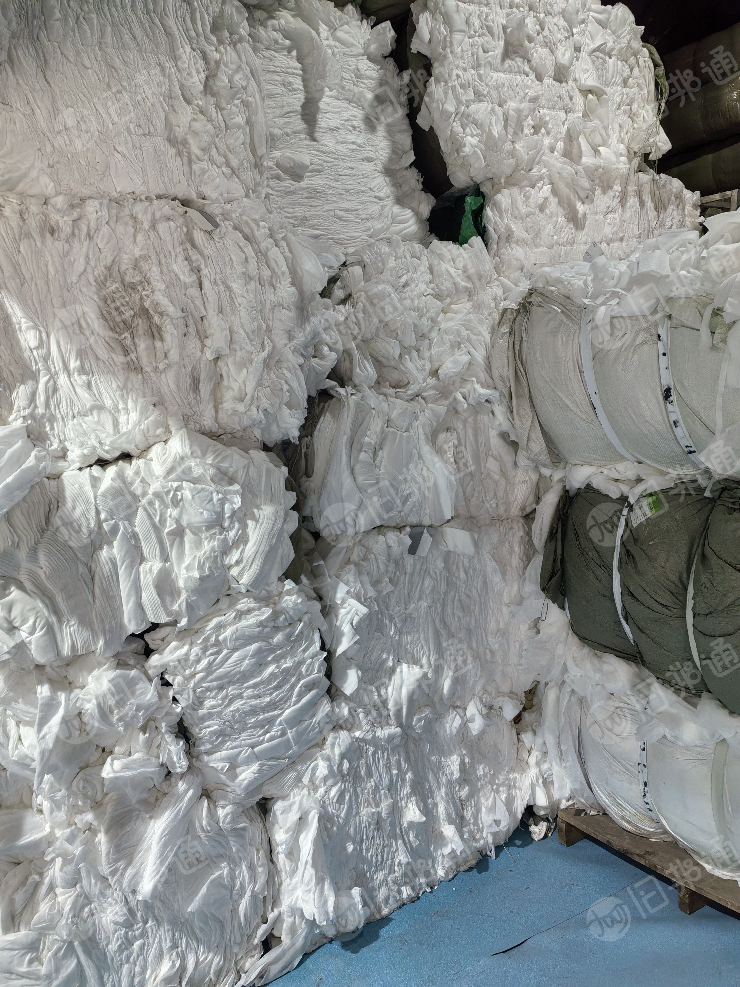 长期出售水刺无纺布边角料，人工分拣直接上机的打包料，月供20吨