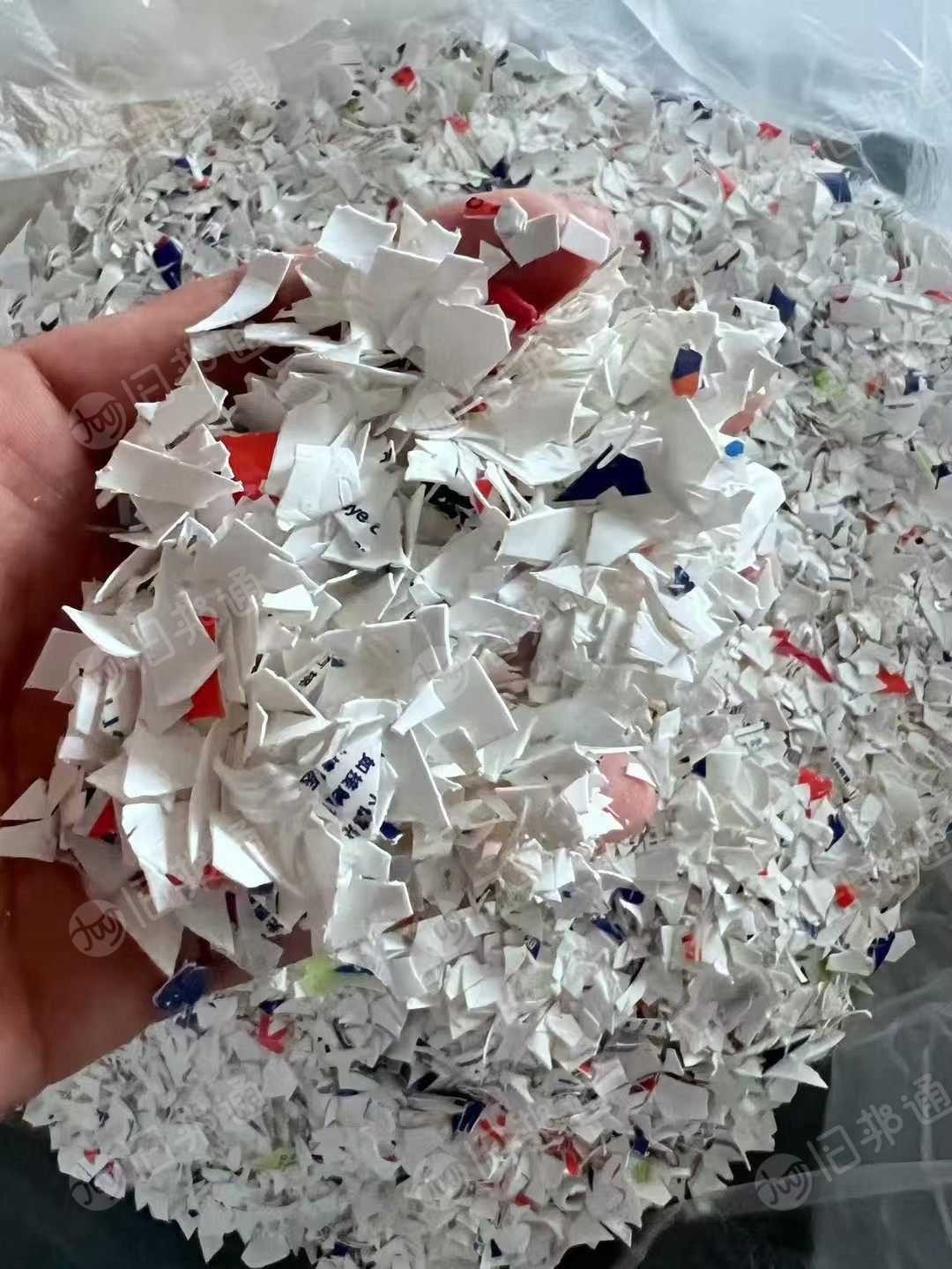 出售PE化妆品软管破碎料，月供200吨