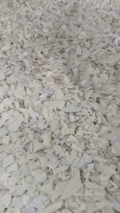 出售水粉涂料桶破碎料，白色无字，过磨擦机清洗甩干的，水份1个点内直接上机用，四川内江椑木镇