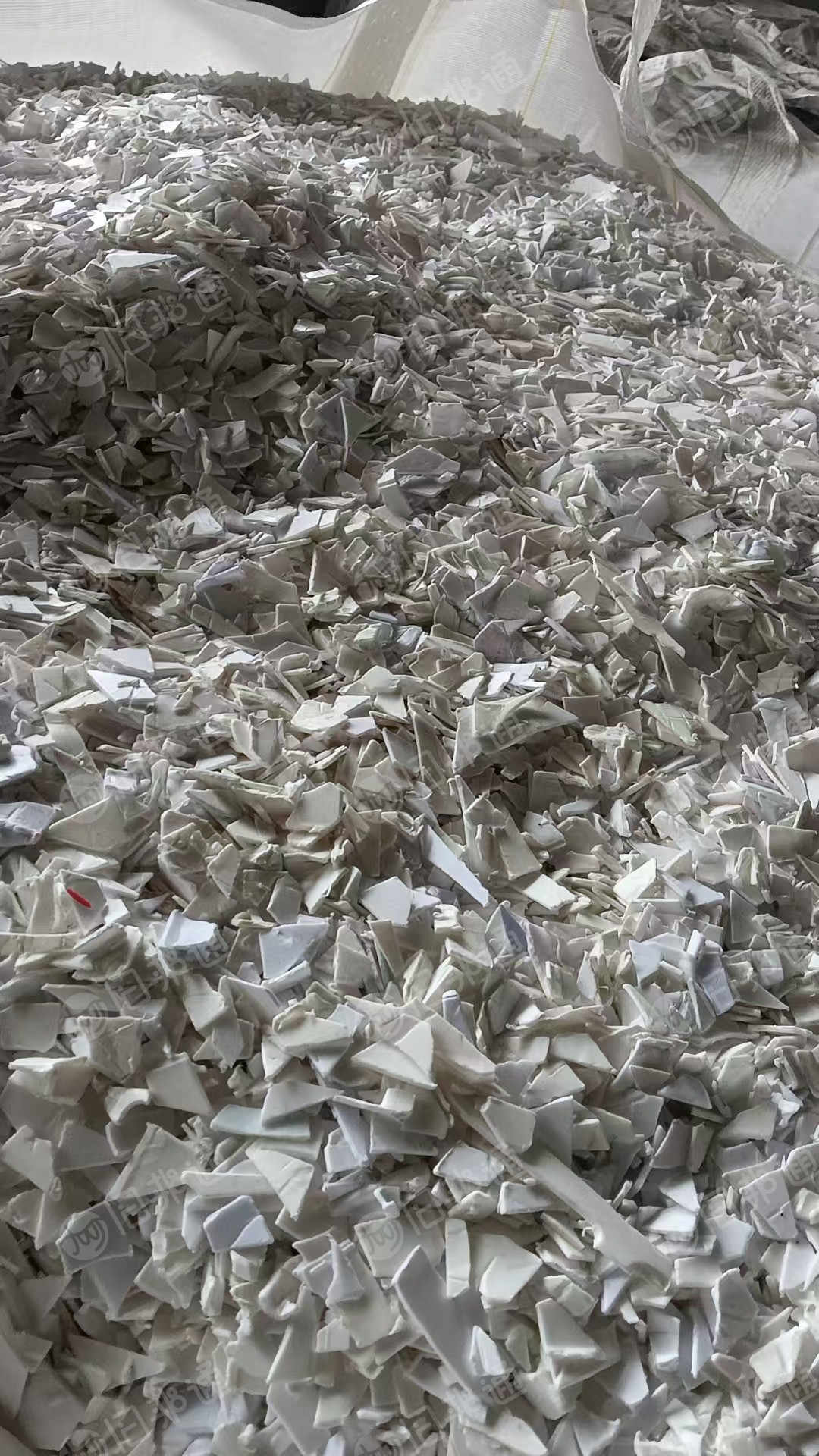 出售水粉涂料桶破碎料，白色无字，过磨擦机清洗甩干的，水份1个点内直接上机用，四川内江椑木镇