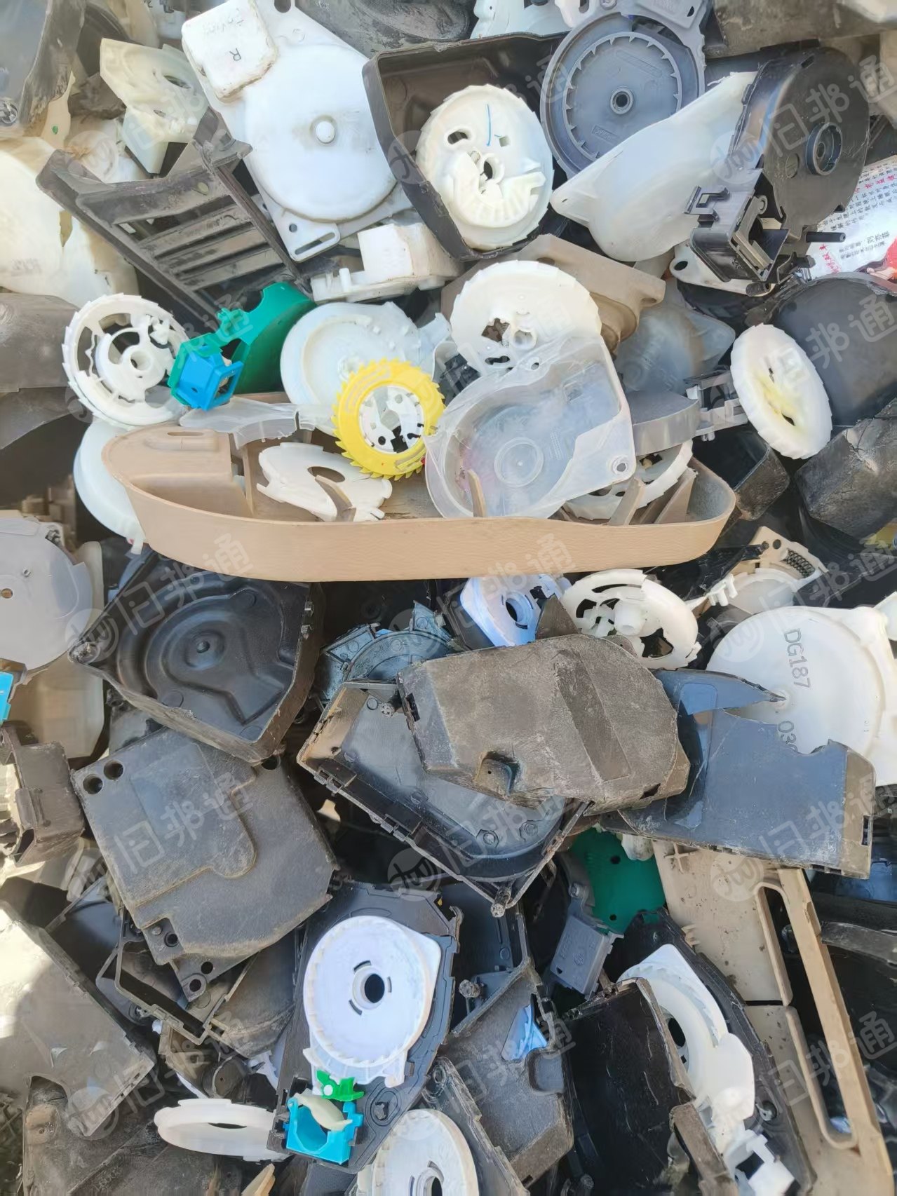 出售安全带拆解下来的废旧塑料