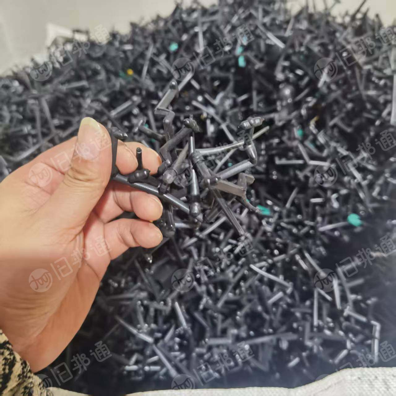 出售PVC数据线水口料，黑白各半