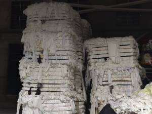 长期回收回收涤纶布，涤纶丝料，涤纶毛料，涤纶造粒料。