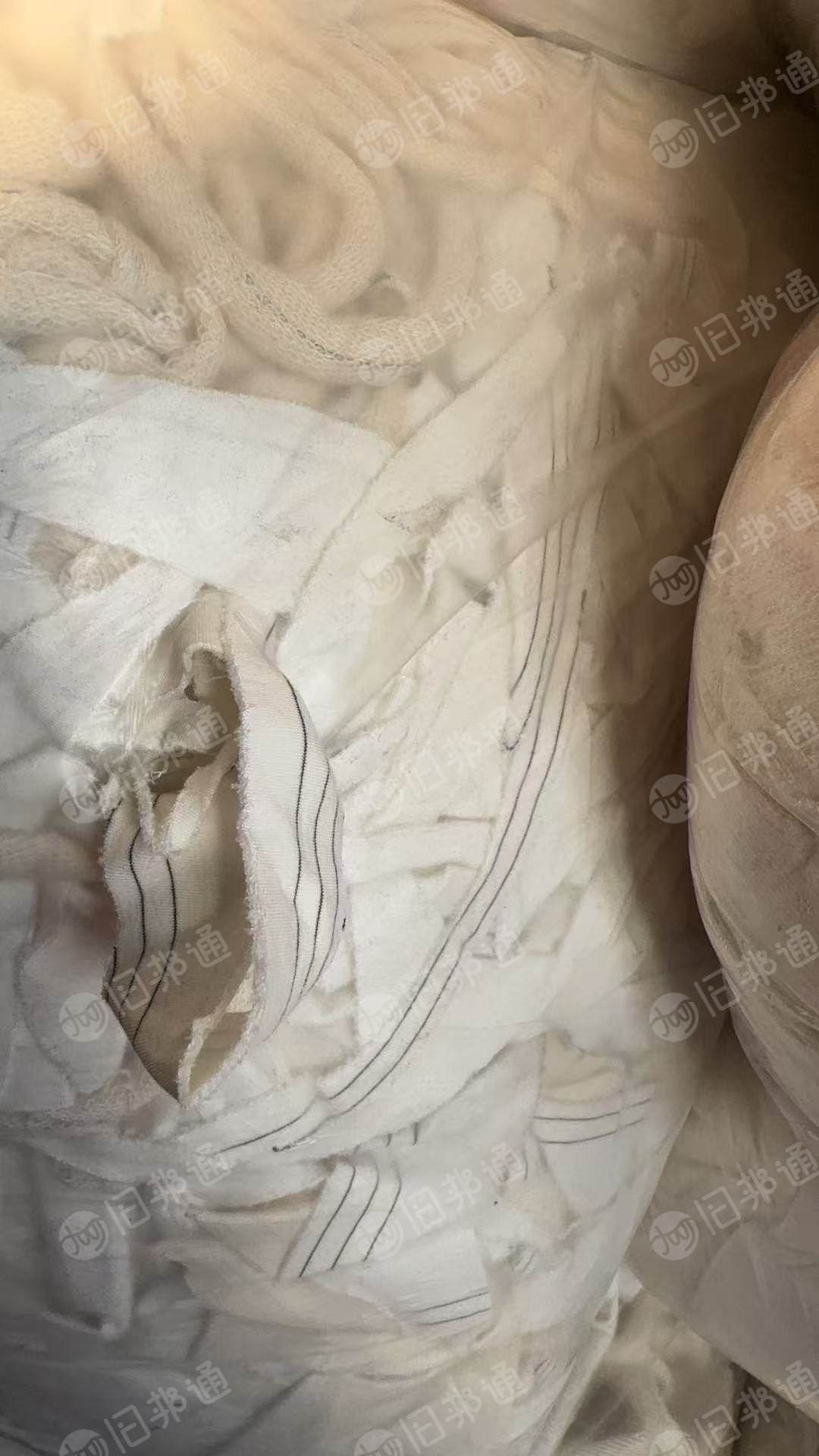 长期出售涤棉开花料，涤棉废布，针织涤棉料，含棉80，带杠的跟不带的都有分开，现货十几吨