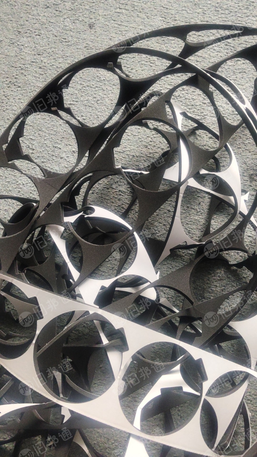 出售EVA泡棉废料，模切厂直接下来的，带胶，有一层白纸。每个月都有货