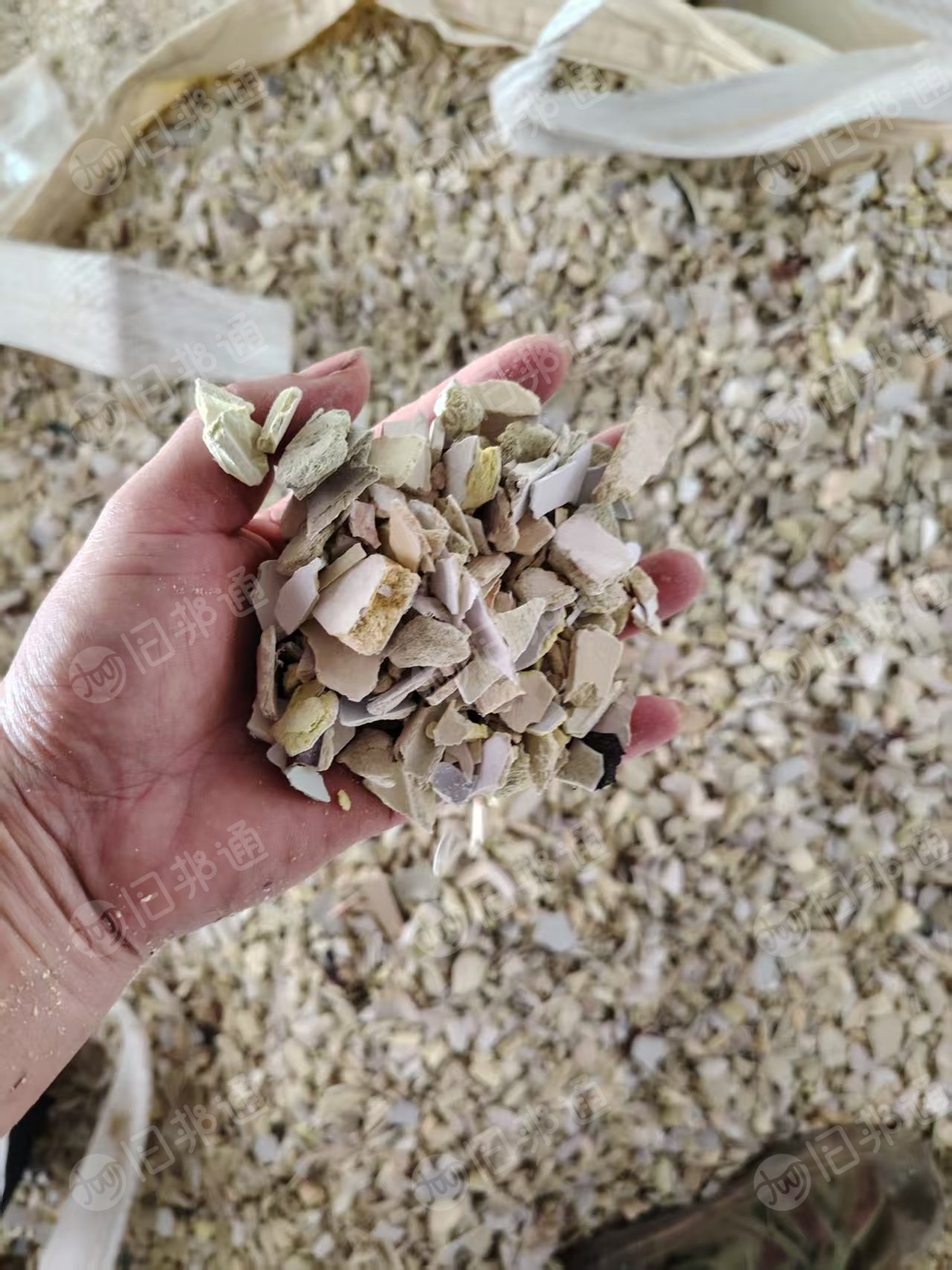 出售硬质PVC墙板破碎料,发泡墙板破碎料,现货10吨