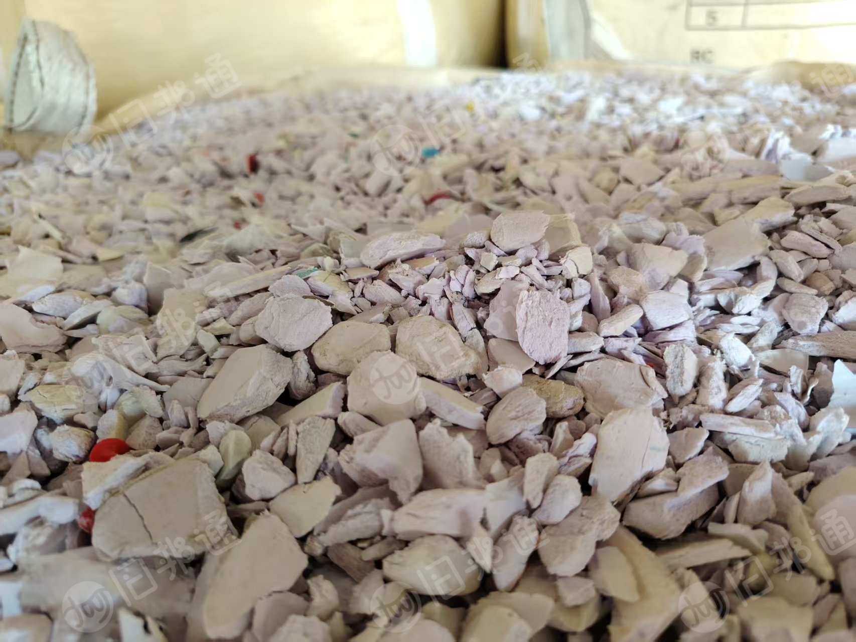 出售硬质PVC墙板破碎料，发泡墙板破碎料，现货10吨