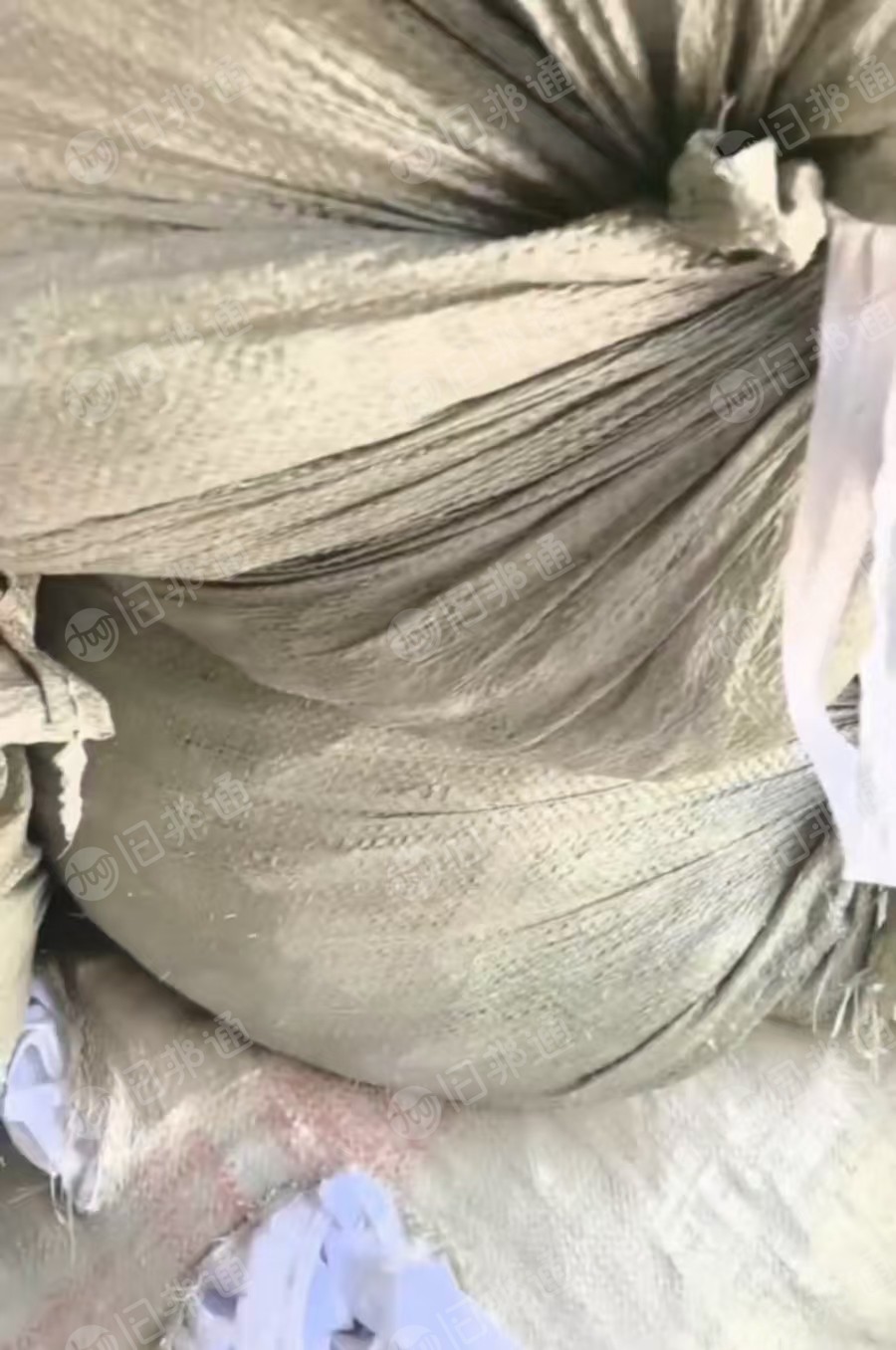 出售涤纶废布条，黑白混在一起，带轻胶，现货有20来吨，货在福建泉州