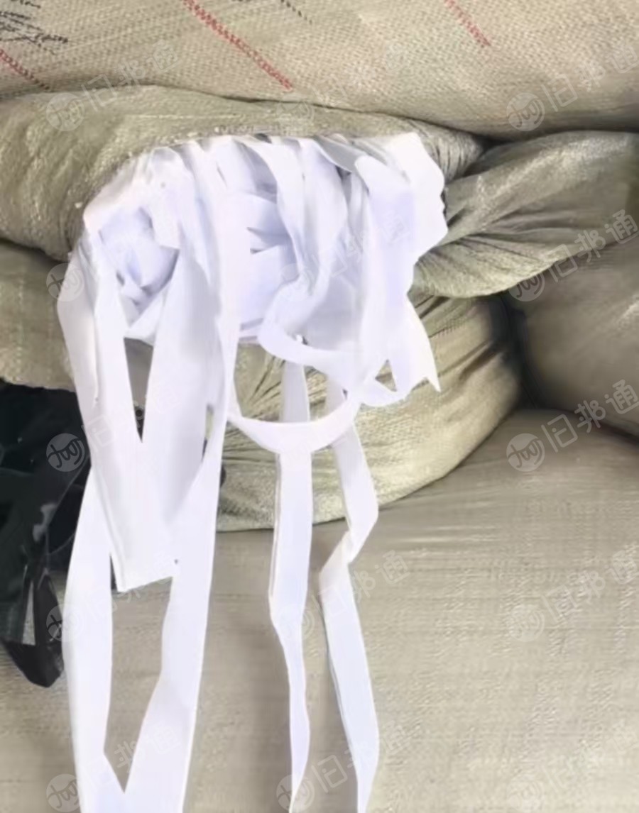 出售涤纶废布条，黑白混在一起，带轻胶，现货有20来吨，货在福建泉州