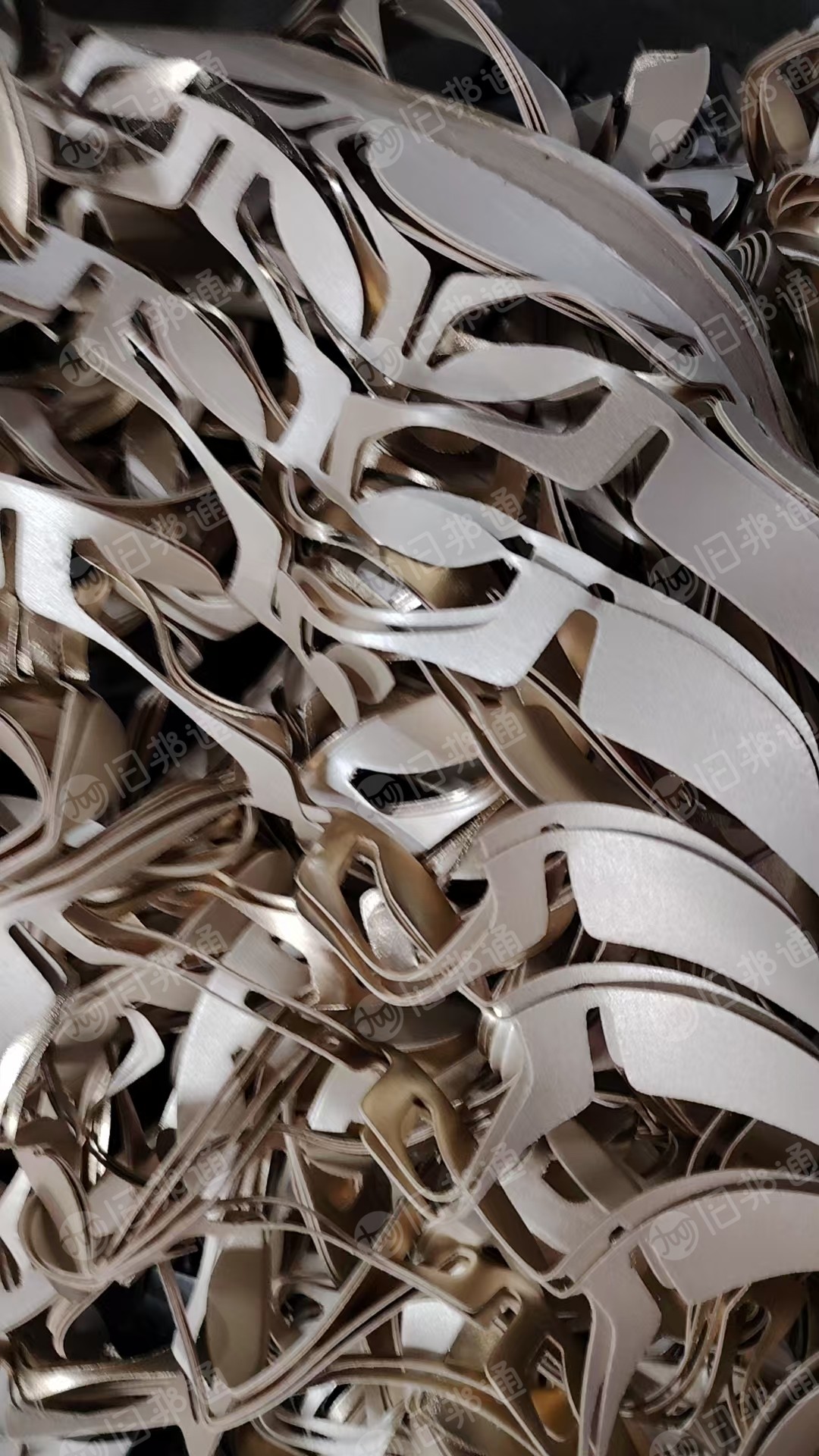 长期出售皮革边角料,鞋面厂下来的,每个月可以压包1500吨左右,厂在广东惠州