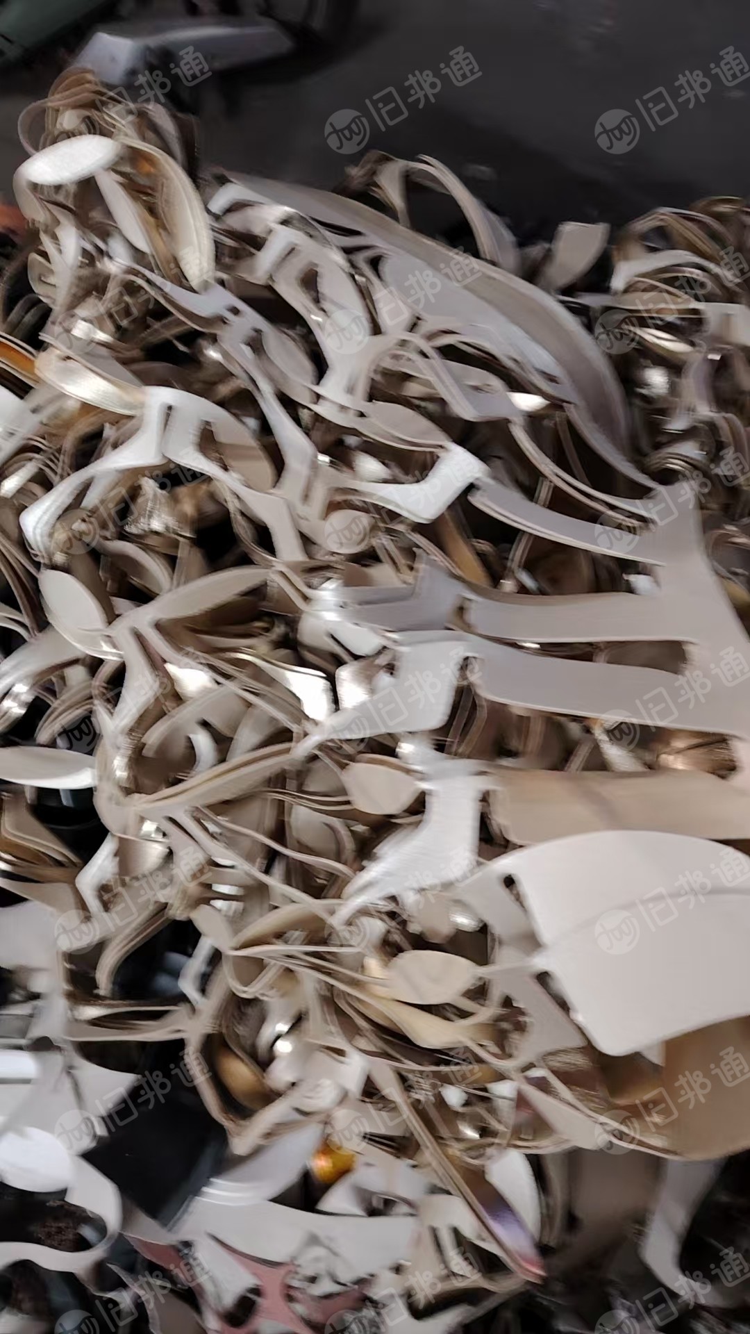 长期出售皮革边角料,鞋面厂下来的,每个月可以压包1500吨左右,厂在广东惠州