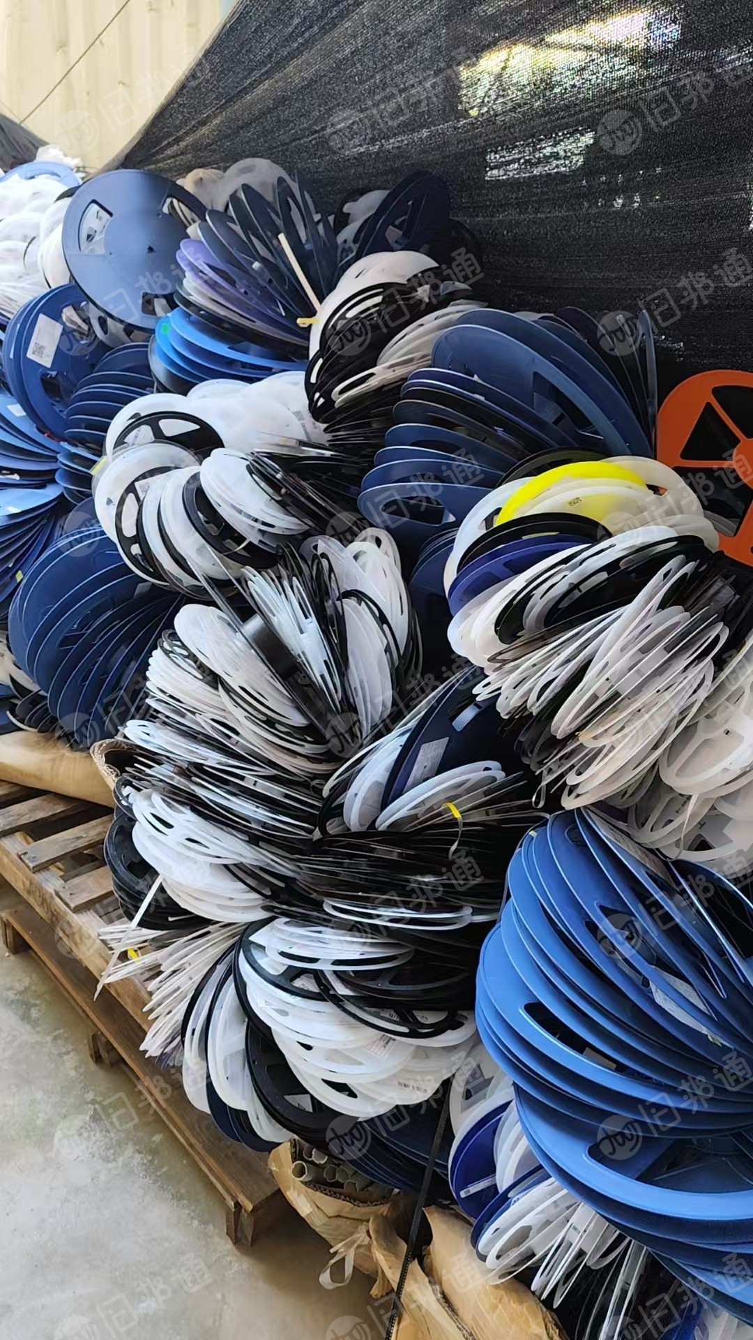 出售PS圆盘，蓝白黑混合，现货4吨多，长期有货