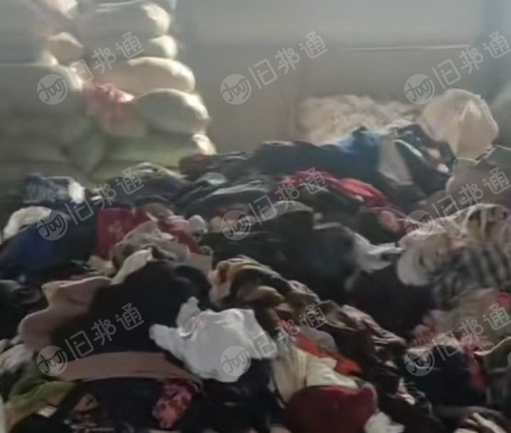 长期大量出售库存皮革,pvc皮革,汽车革,1.6米左右的多,厚度0.5到1点多都有,现货有70多吨