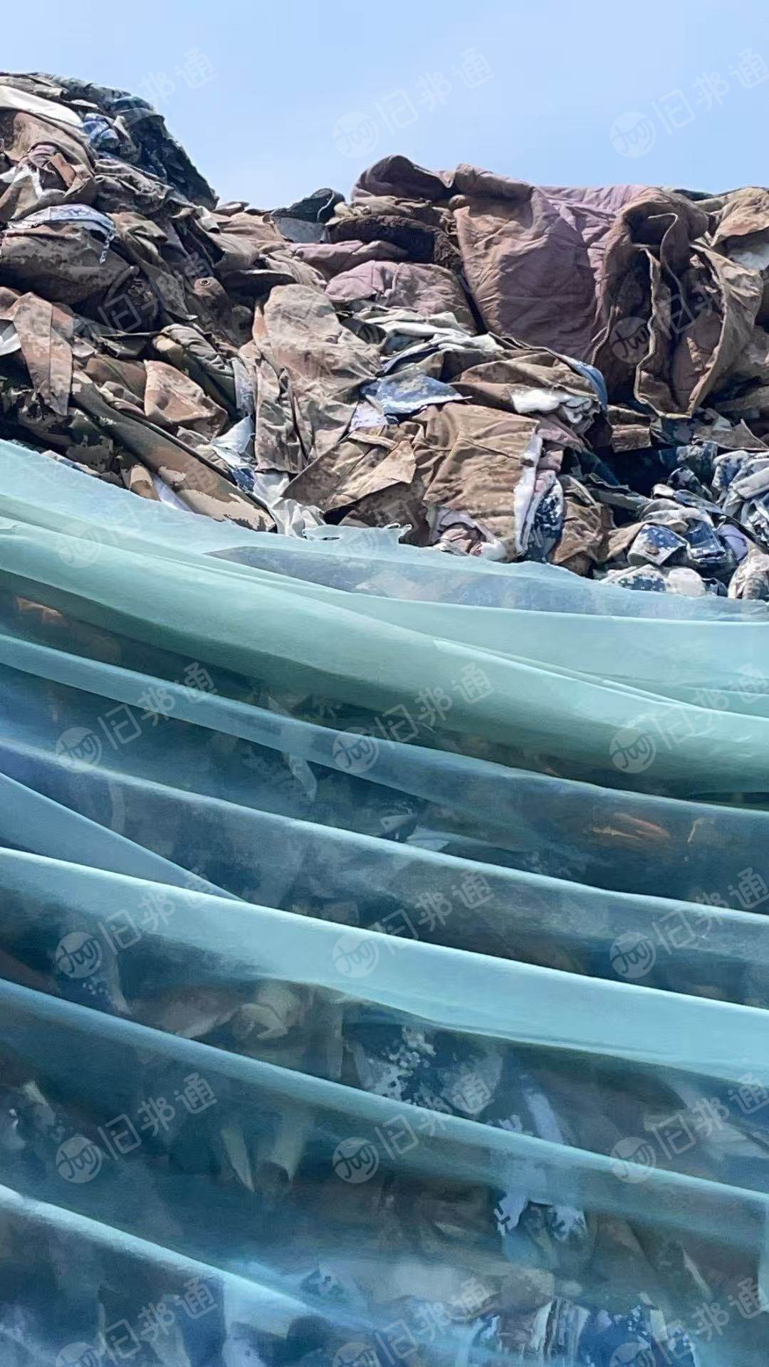 出售部队退下来的迷彩服服装，涤纶材质，现货有一万多吨，货在山东滨州