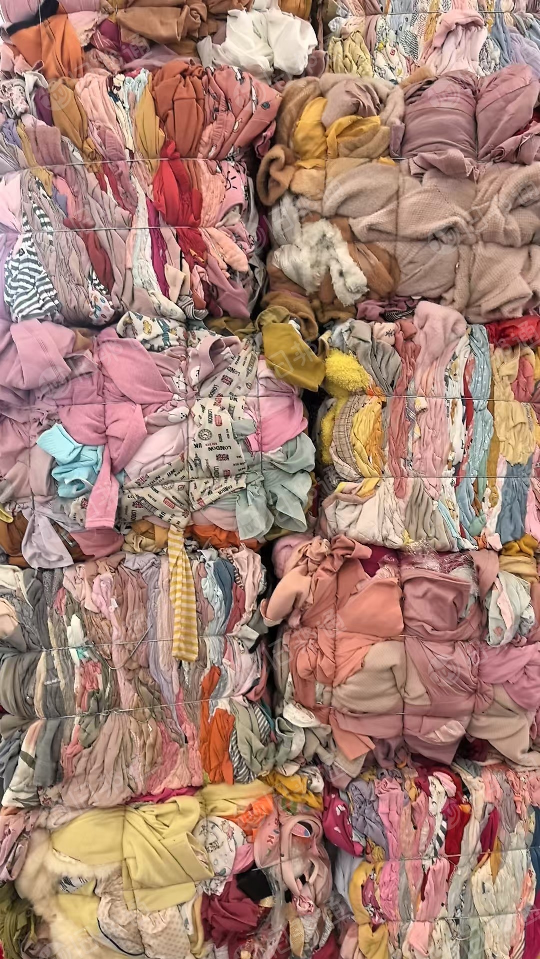 长期出售旧衣服二白，红料，开花料，月供几十吨，货在安徽滁州