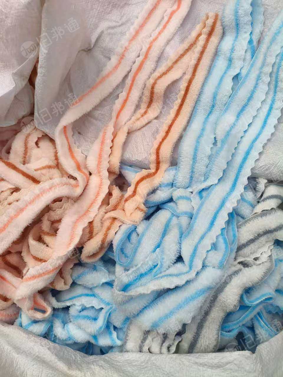 长期出售涤纶废布涤纶布条，有裁剪好的，也有没有裁剪的，没有裁剪的有8吨左右，货在河北石家庄