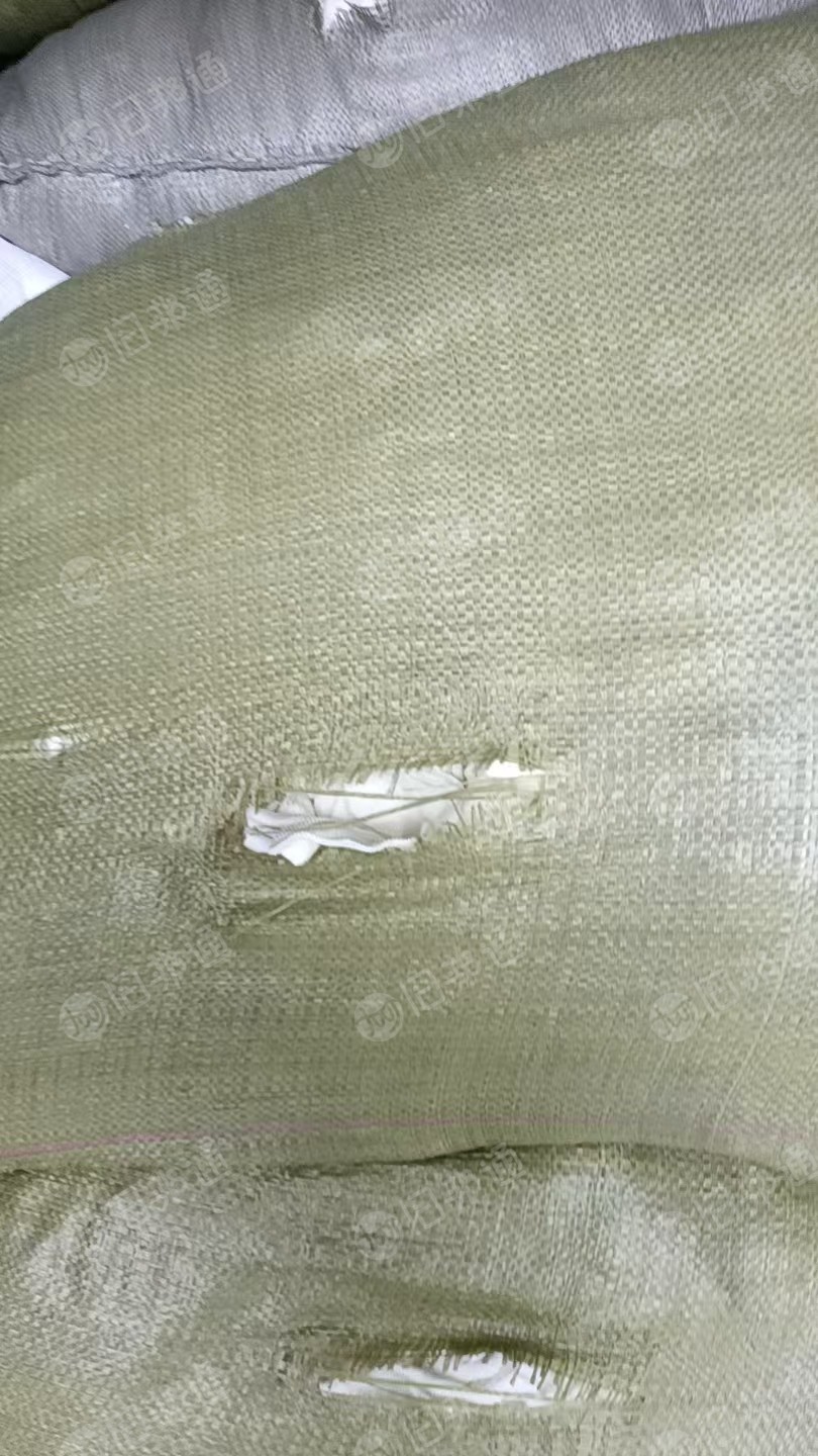 长期出售白色涤棉废布，服装厂下来的，棉含量75-90间，现货16吨左右，货在浙江嘉兴