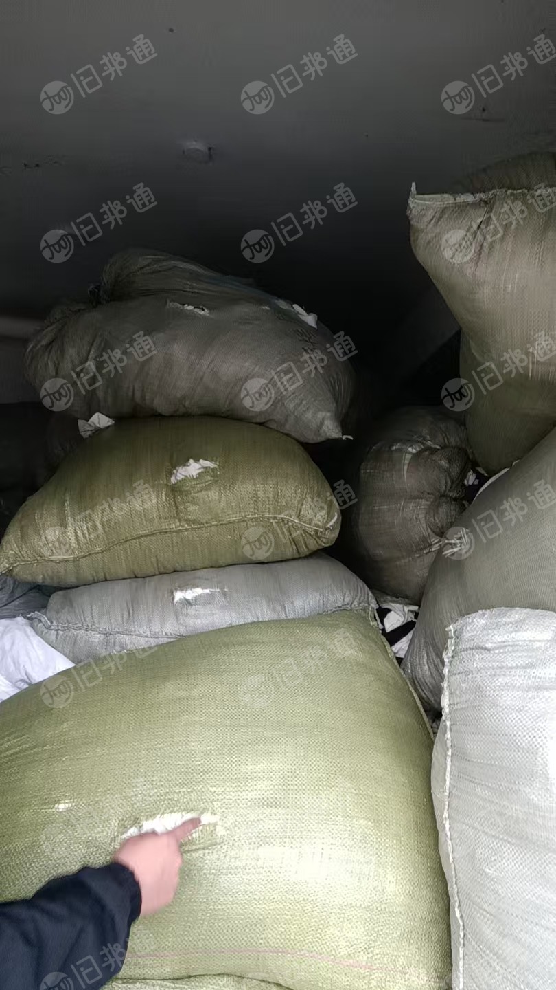 长期出售白色涤棉废布，服装厂下来的，棉含量75-90间，现货16吨左右，货在浙江嘉兴