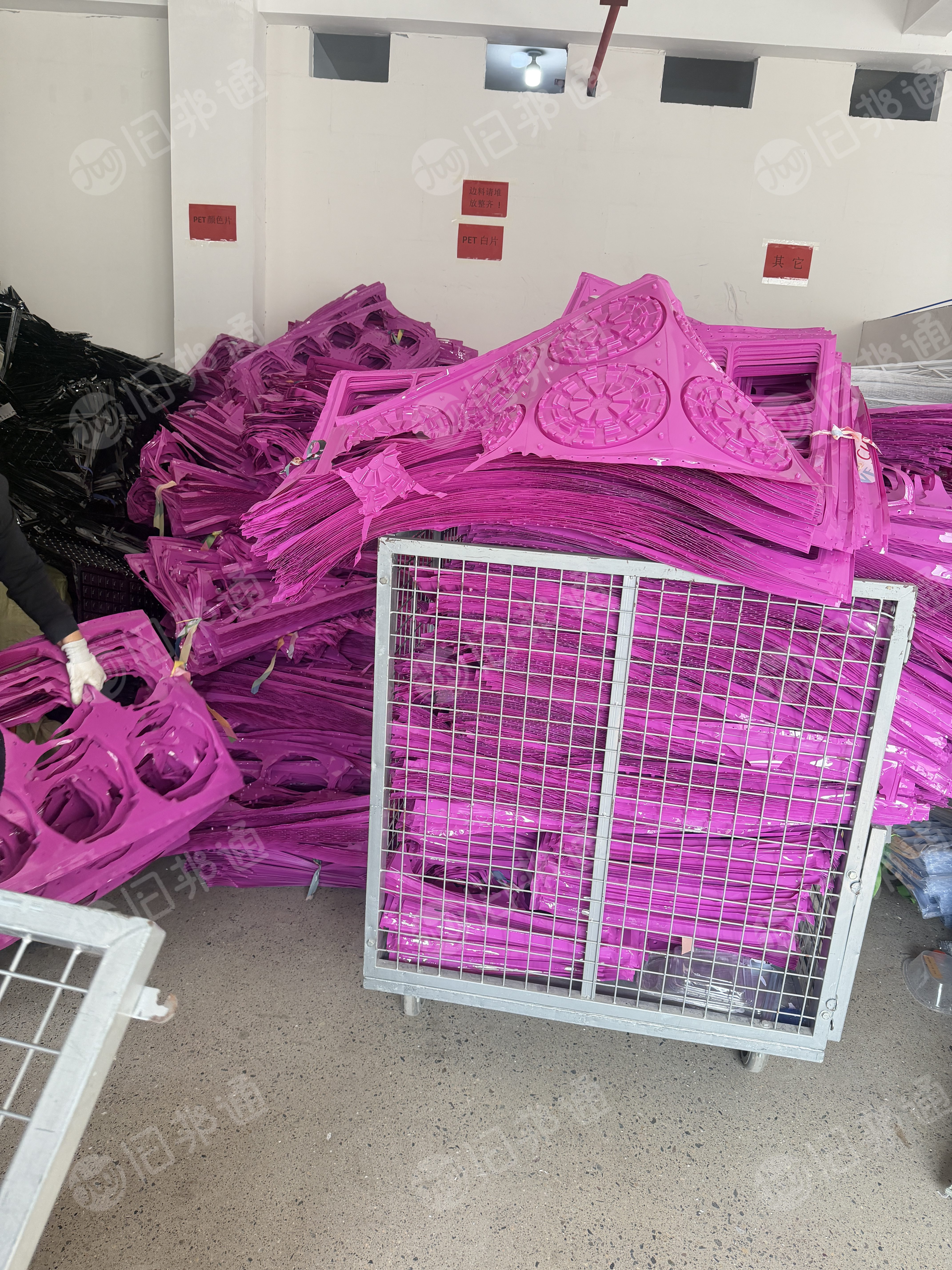 出售PET吸塑框边料，透明白色现货200吨，也有其他带色杂色吸塑盒毛料