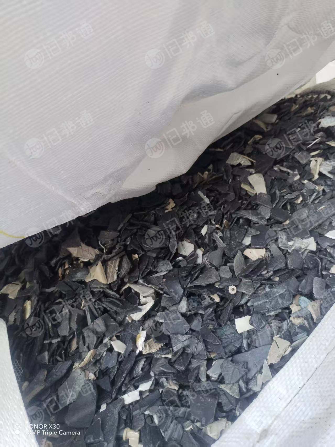 出售保险公司下来的PP保险杠破碎料，未褪漆，去铁，汽车内饰破碎料