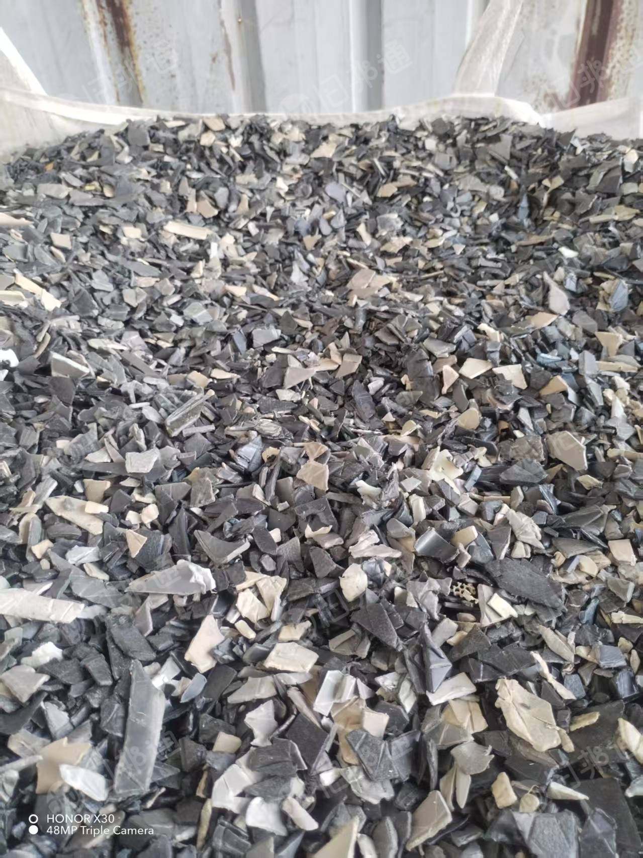 出售保险公司下来的PP保险杠破碎料，未褪漆，去铁，汽车内饰破碎料