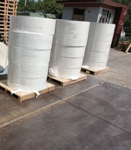 出售卷筒高湿强白牛皮纸，本白115-125克，有涂层，宽33cm