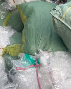 出售玻璃上下来的PE胶水膜废料