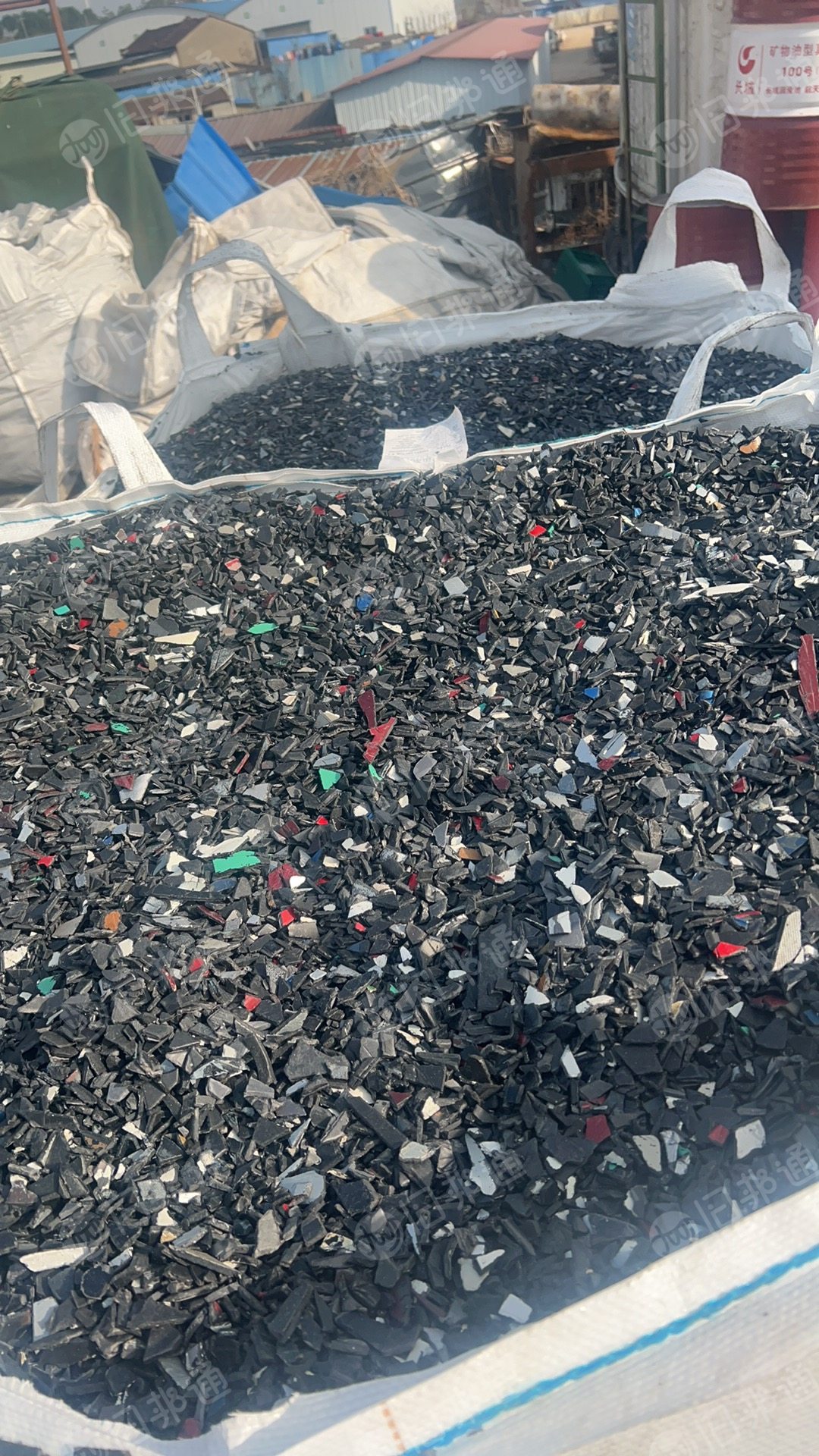 大量出售汽车内饰破碎料和保险杠破碎料,清洗甩干，现货100多吨