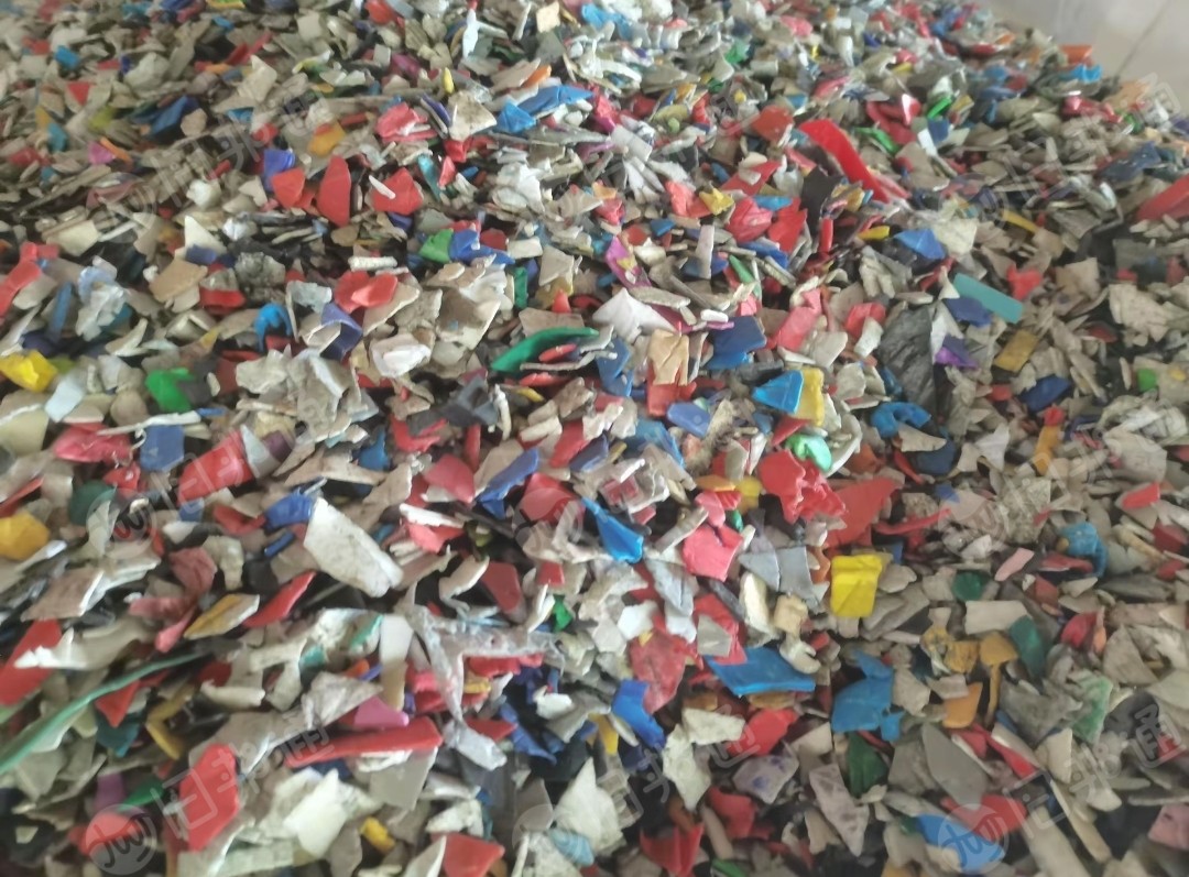 长期出售涂料桶破碎料，白桶和花桶都有