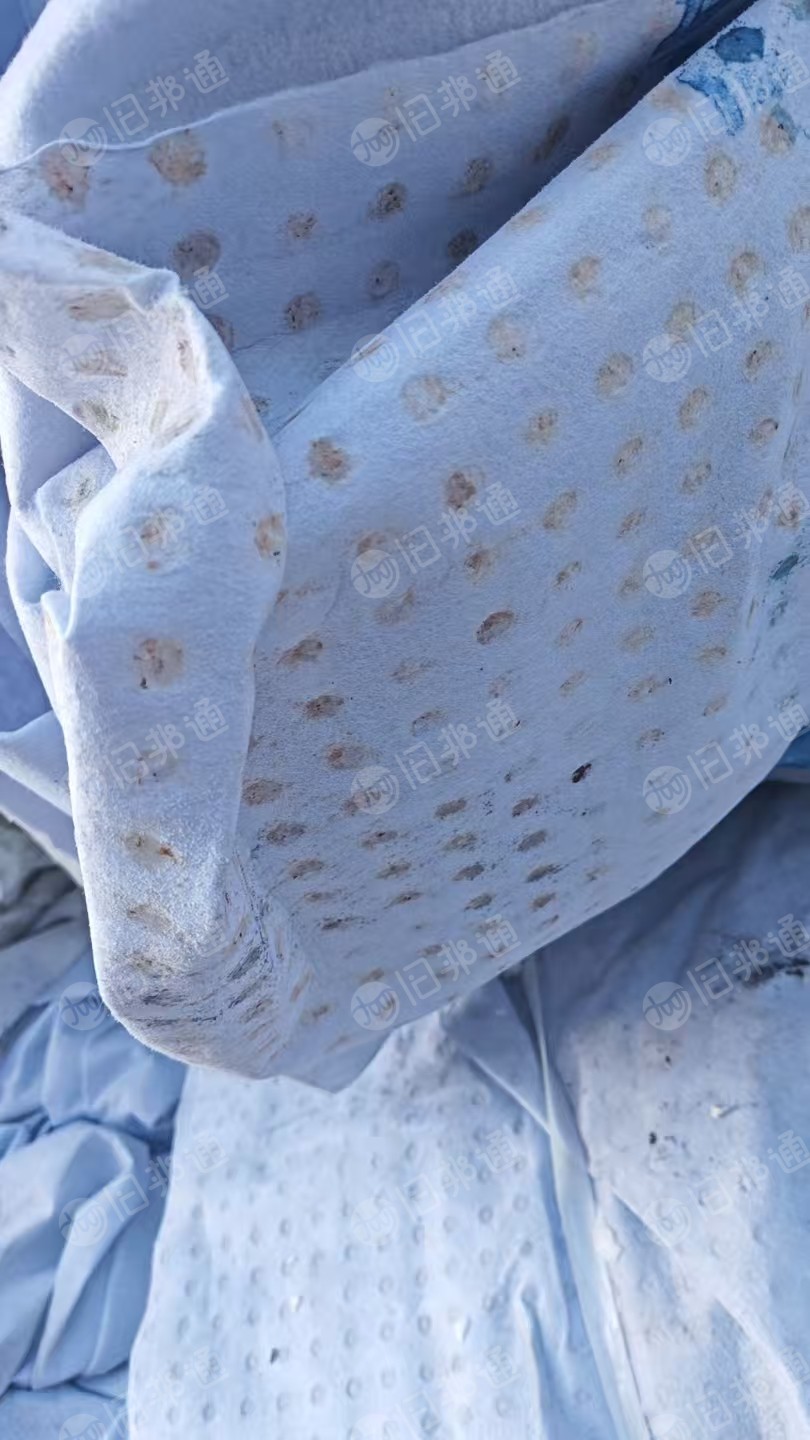 长期出售丙纶废布涤纶废布，做土工布下来的，单面有胶点，现货6米8一车，便宜出，厂在山东泰安