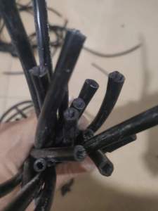 出售黑色PVC电缆皮毛料，线皮壳废料