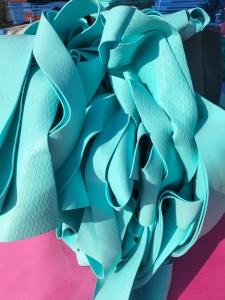 出售软质PVC汽车革边料，带海绵的PVC条子，现货够车