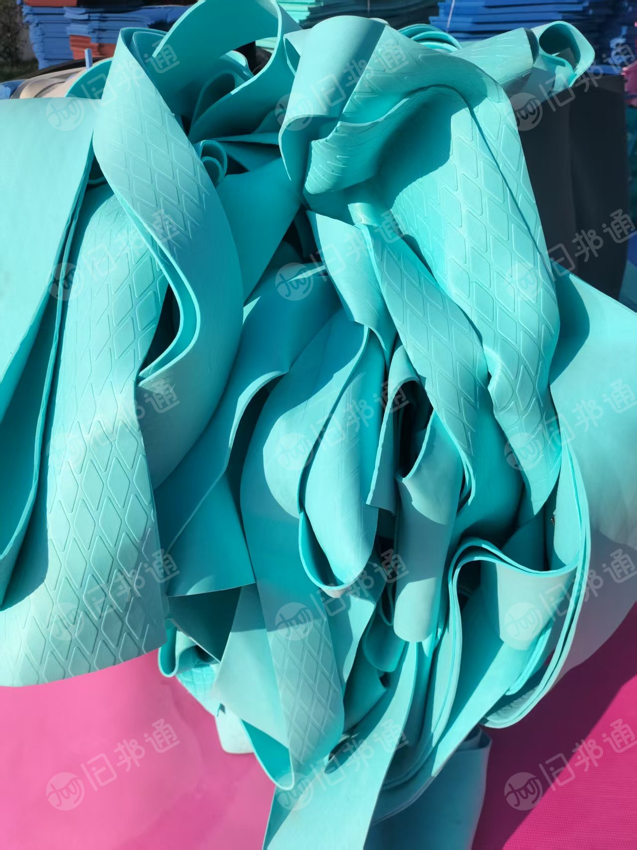 出售软质PVC汽车革边料，带海绵的PVC条子，现货够车