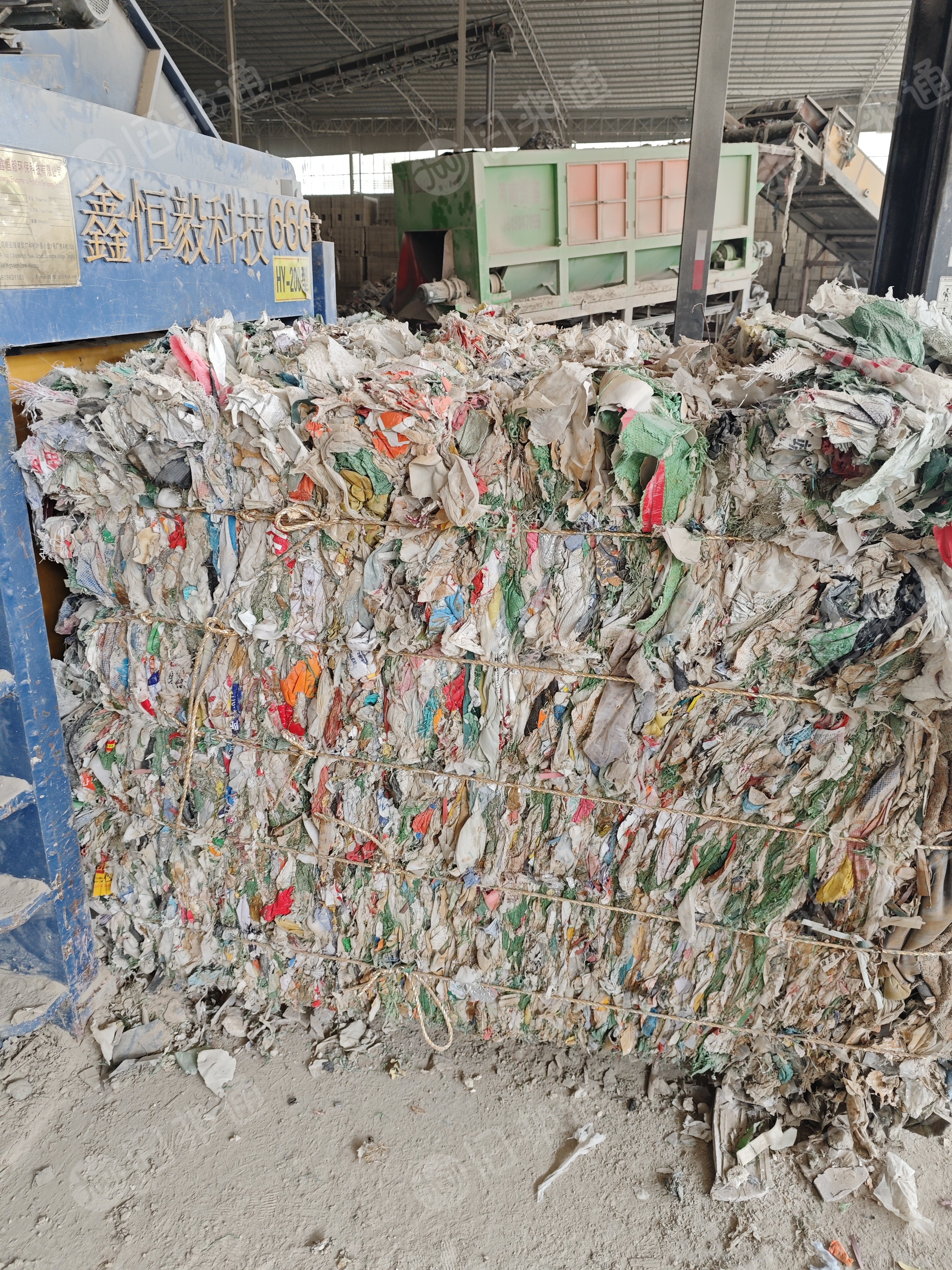 装修垃圾消纳场出售分拣出来压包后建筑垃圾膜，炼油用，月供300多吨