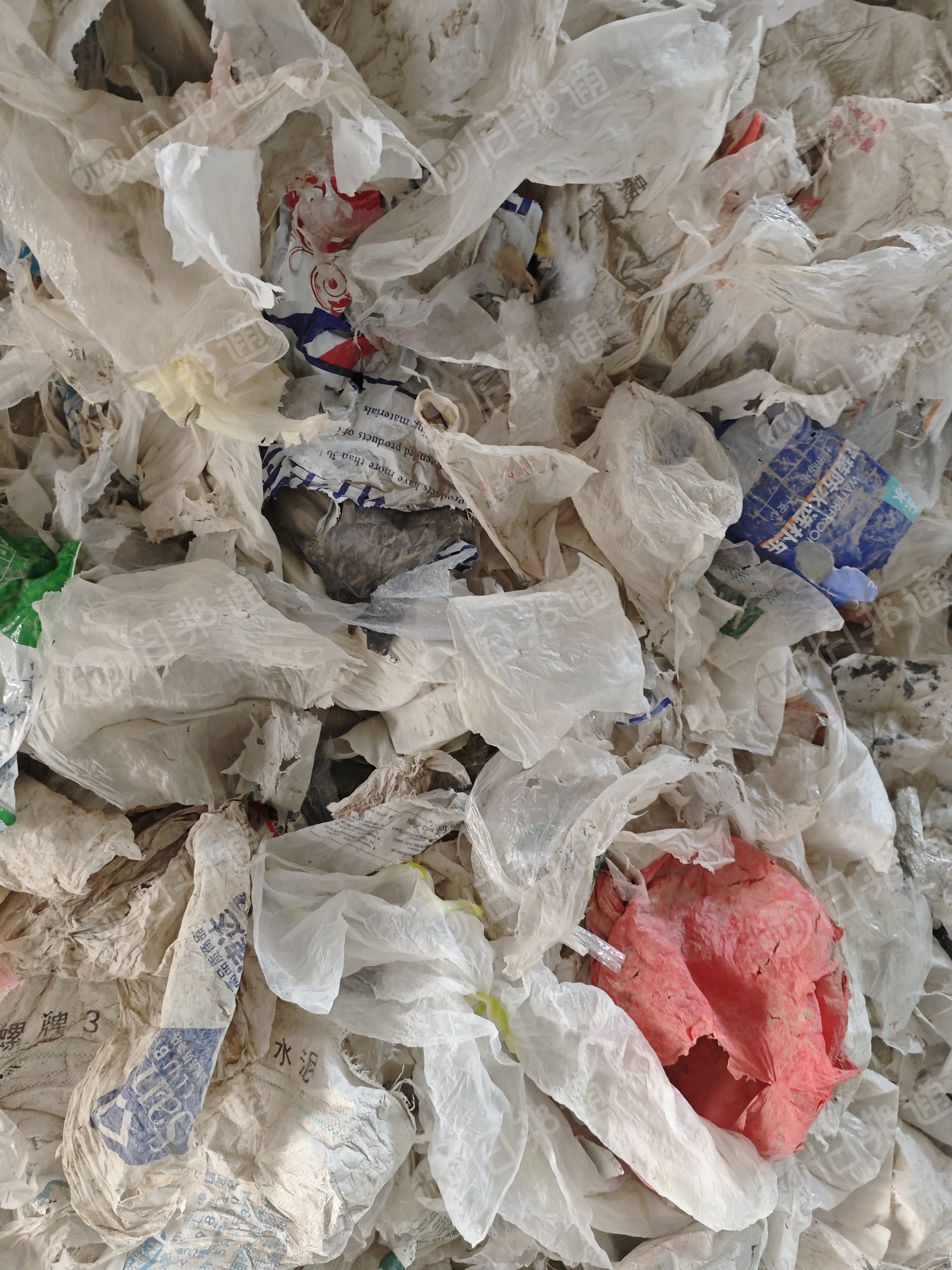 装修垃圾消纳场出售分拣出来压包后建筑垃圾膜，炼油用，月供300多吨