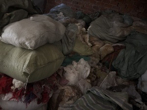 出售一批倒闭遗留下来的化纤棉，杂色废棉，现货十多吨