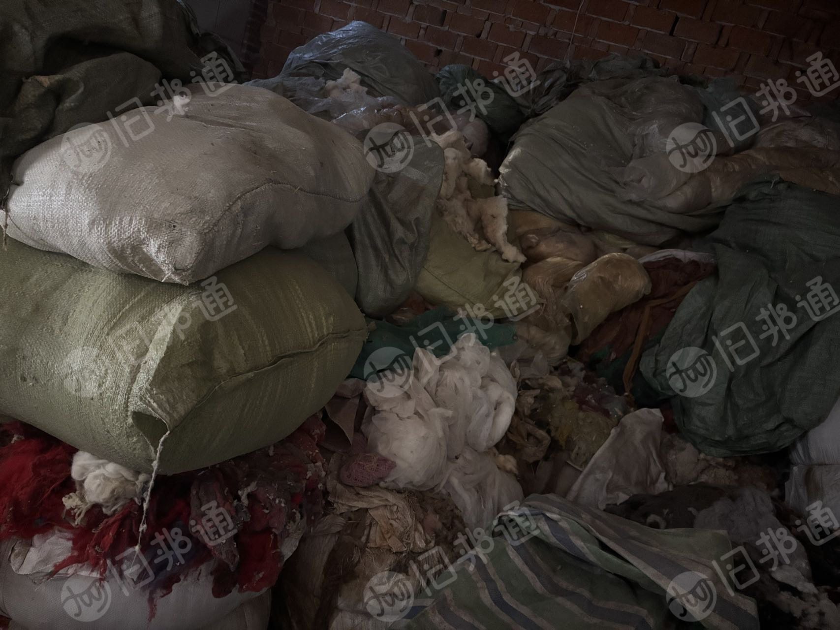 出售一批倒闭遗留下来的化纤棉,杂色废棉,现货十多吨