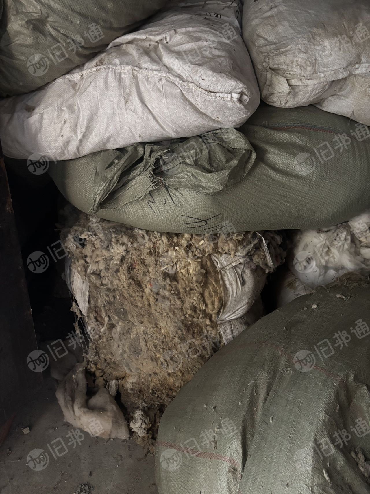 出售一批倒闭遗留下来的化纤棉,杂色废棉,现货十多吨