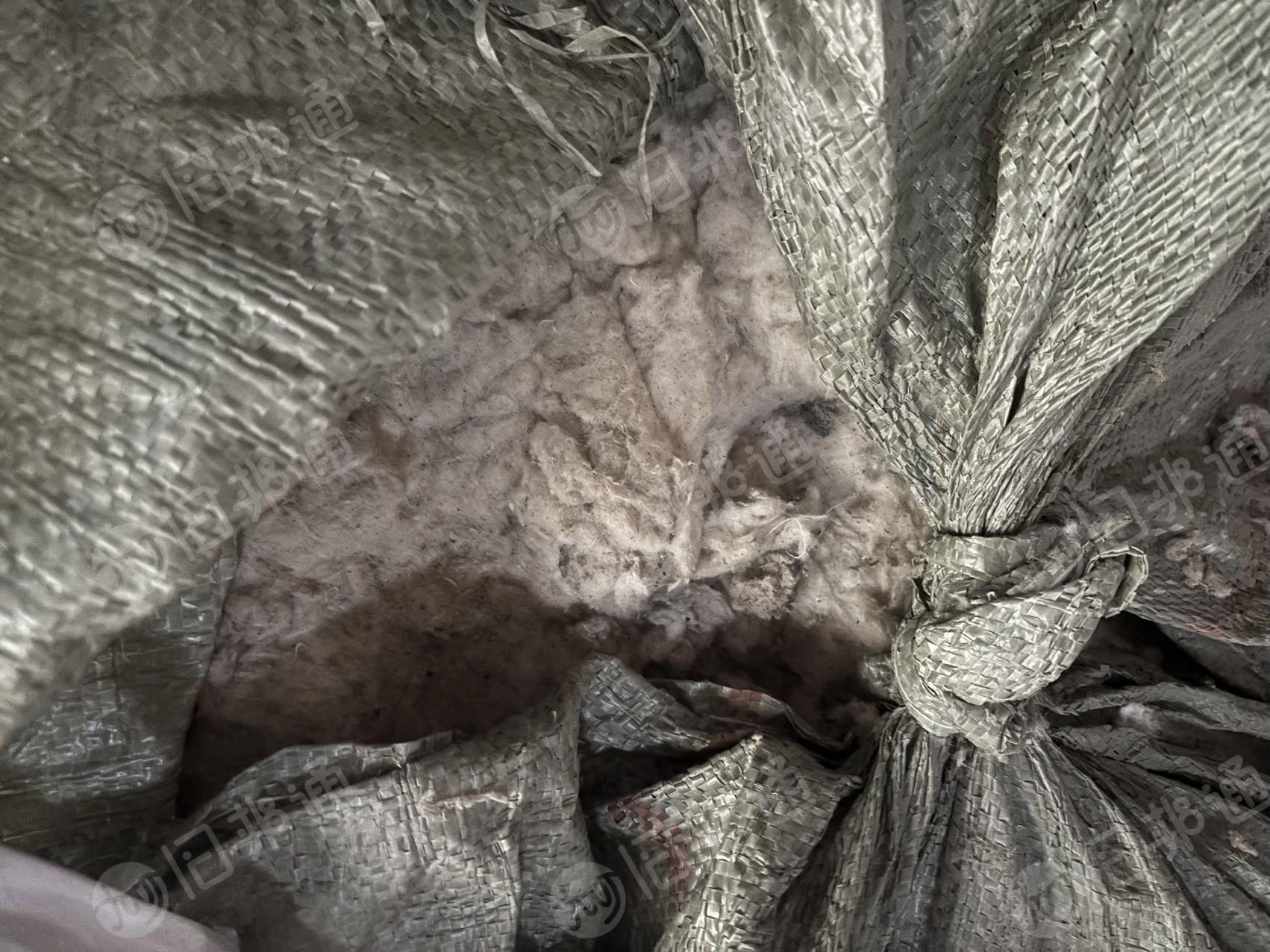出售一批倒闭遗留下来的化纤棉，杂色废棉，现货十多吨