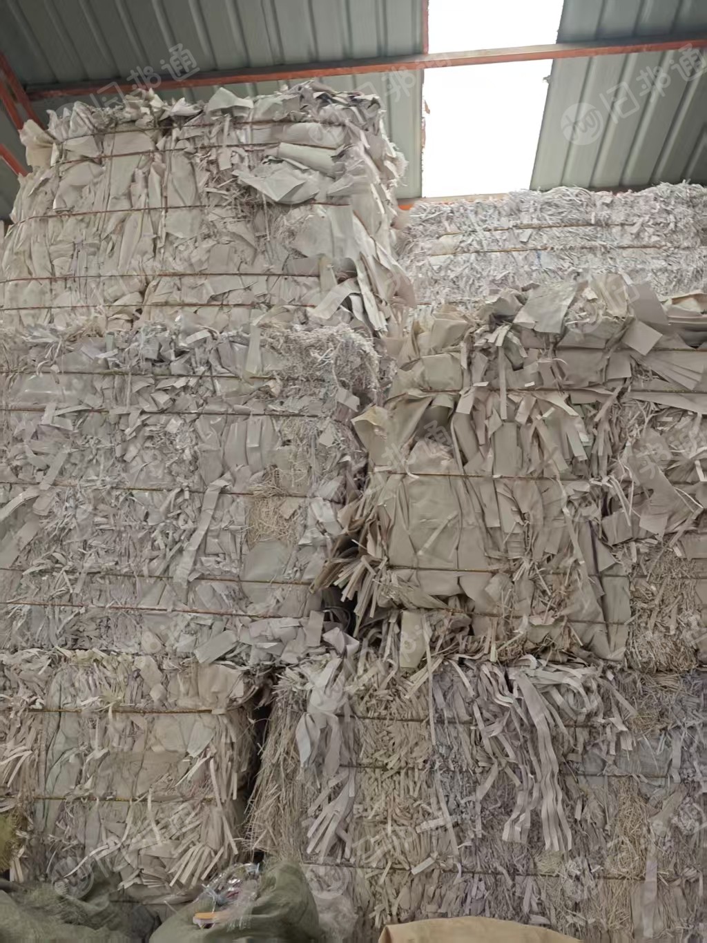 出售白卡纸和白铜版纸混打料