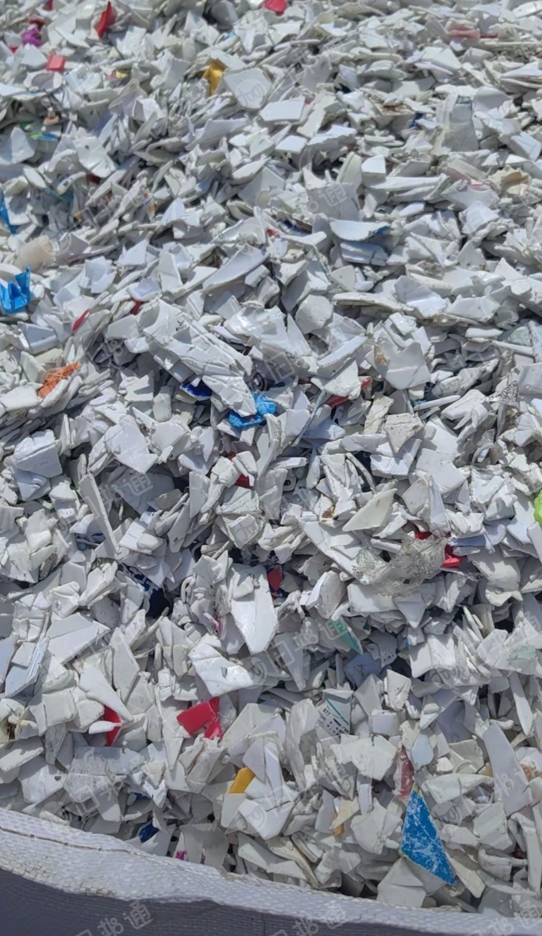 出售白色涂料桶破碎料，带字涂料桶破碎料