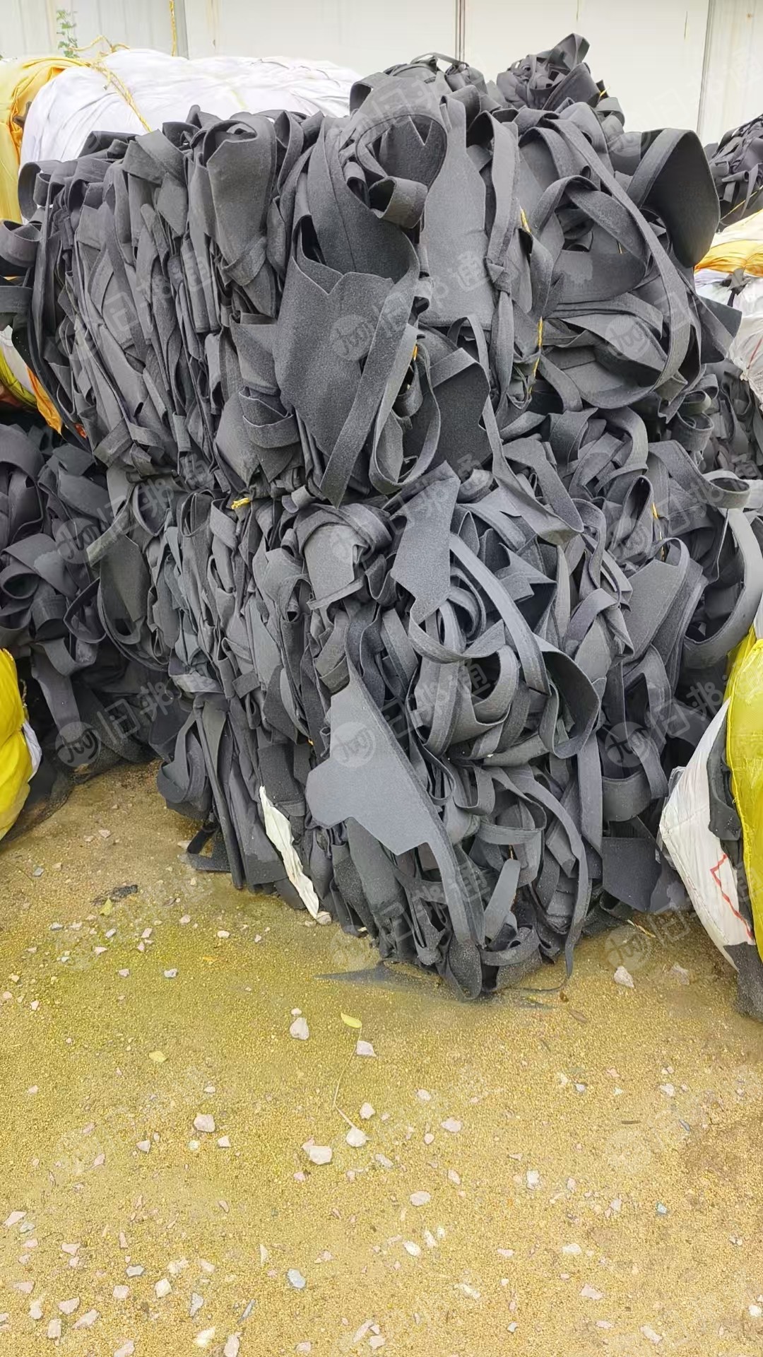 长期出售涤纶汽车内饰开花料，涤纶汽车内饰，含胶，只能开花用，现货9.6米一车