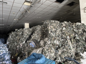 清场出售涤棉废布，成品衣服，棉服，库存服装，有3个厂各有1000吨左右