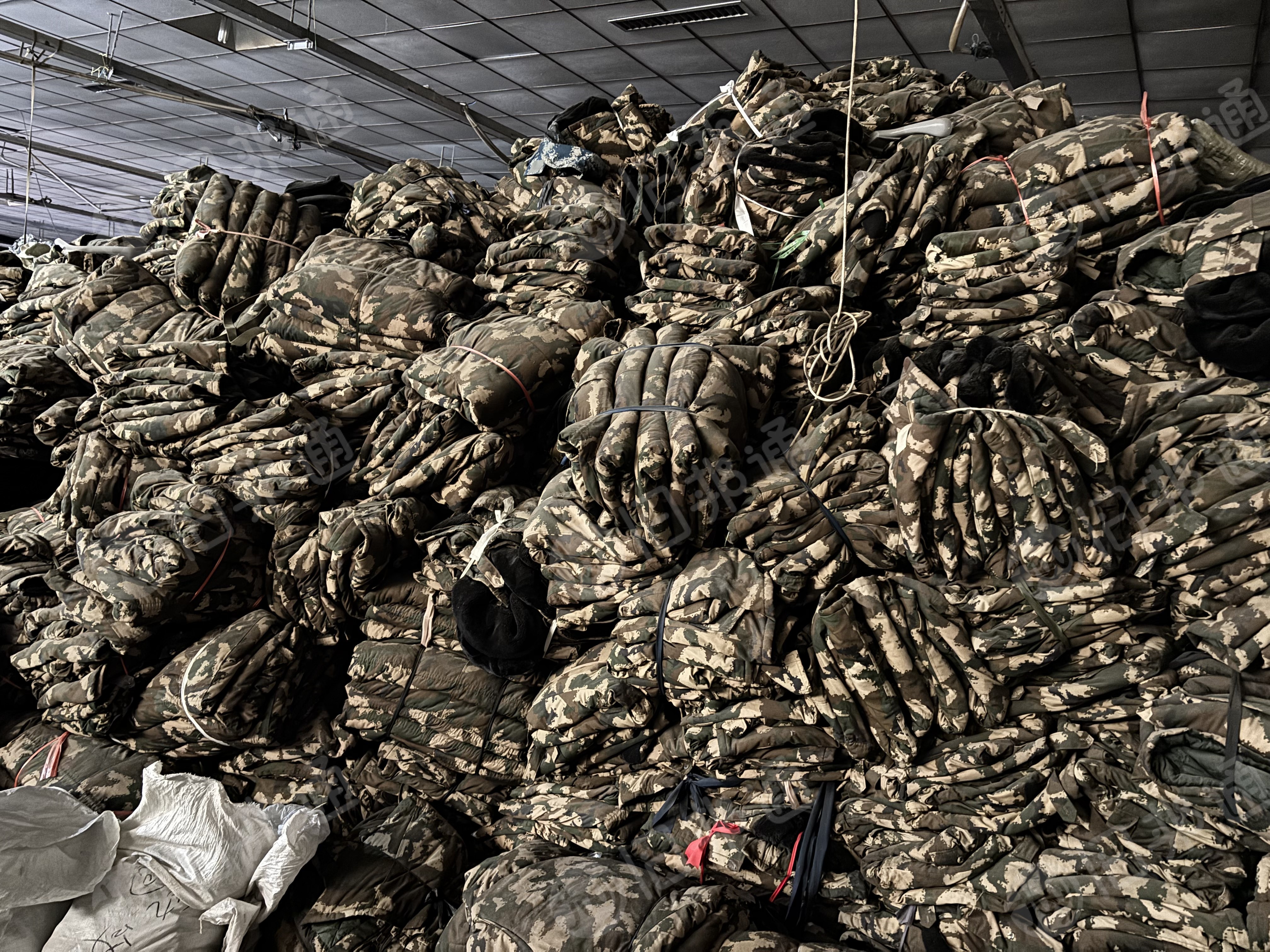 清场出售涤棉废布，成品衣服，棉服，库存服装，有3个厂各有1000吨左右