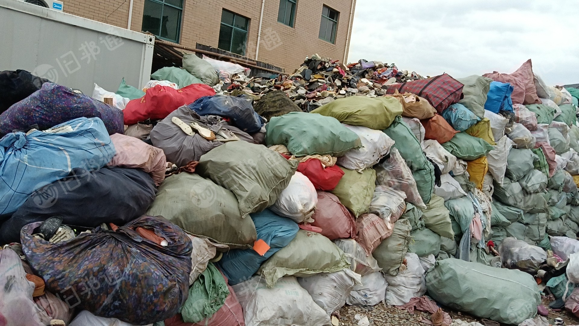 长期出售燃烧料，垃圾鞋，扒鞋底下来的鞋帮料，现货有20吨，在浙江衢州